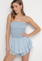 Jasnoniebieski Kombinezon z Dekoltem Bandeau i Falbankami Darella. Niebieskie kombinezony damskie Born2be, bez wzorów, bez kołnierzyka, bez ramiączek, krótkie. Za 119.99 zł.