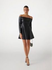 Guess Sukienka z imitacji skóry W5RK43 K8S30 Czarny Regular Fit. Czarne sukienki damskie Guess, l, z aplikacjami, ze skóry, bez kołnierzyka, bez ramiączek. Za 599.99 zł.