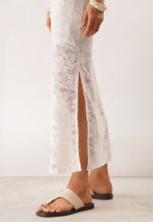 Ciemnobeżowe Klapki VICES z Paskiem na Duży Palec i Ozdobą z Metalicznym Akcentem Creppela. Brązowe klapki damskie Born2be, z aplikacjami, z jeansu, bez obcasa, na płaskiej podeszwie. Za 69.99 zł.