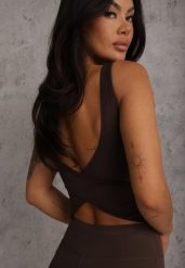 Brązowy Top Sportowy z Dekoltem i Skrzyżowanymi Paskami na Plecach Helynore. Brązowe topy damskie Renee, m, bez wzorów, bez ramiączek. Za 69.99 zł.