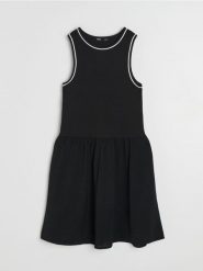 Sukienka mini z kontrastującą lamówką z wiskozą - czarny. Czarne sukienki damskie Sinsay, l, bez wzorów, z wiskozy, bez kołnierzyka, bez ramiączek, mini. Za 39.99 zł.