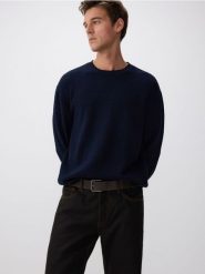 Pasek z imitacji skóry - ciemnobrązowy. Brązowe paski męskie Reserved, bez wzorów, ze skóry. W wyprzedaży za 25.99 zł.