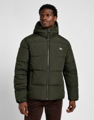 MĘSKA KURTKA PUCHOWA LEE PUFFER JACKET OLIVE NIGHT 112355678. Zielone kurtki męskie Lee, m, bez wzorów, z puchu, bez kaptura. Za 419.99 zł.