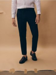 Spodnie jogger z lnem - granatowy. Niebieskie spodnie materiałowe męskie Reserved, bez wzorów, z bawełny. W wyprzedaży za 179.99 zł.