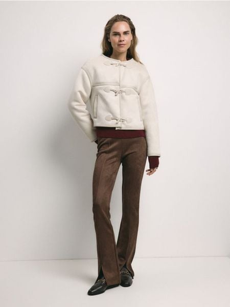 Kurtka z imitacji zamszu - kremowy. Białe kurtki damskie Reserved, l, bez wzorów, bez kaptura. W wyprzedaży za 179.99 zł.