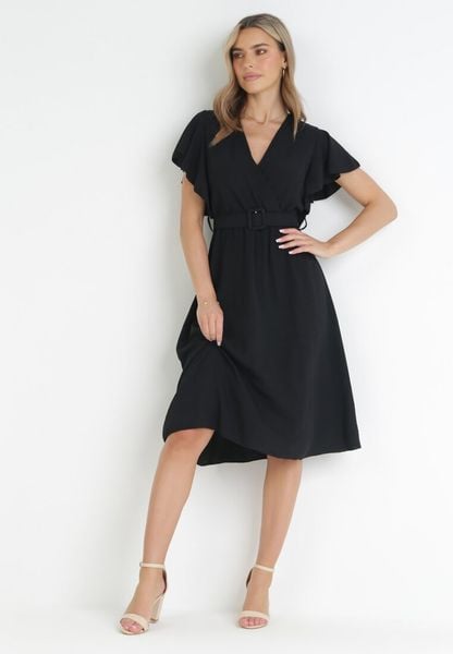 Czarna Sukienka z Kopertowym Dekoltem i Paskiem Sizue. Czarne sukienki damskie Born2be, na imprezę, m, bez wzorów, bez kołnierzyka, bez ramiączek, midi, kopertowe. Za 69.99 zł.