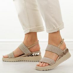 Beżowe skórzane sandały damskie na koturnie DiA 3067. Brązowe sandały damskie DiA, bez wzorów, ze skóry, bez obcasa, na koturnie. Za 399.00 zł.