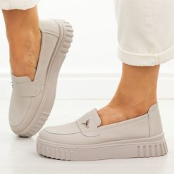 Beżowe skórzane półbuty damskie Vinceza 93218. Brązowe półbuty damskie VINCEZA, bez wzorów, z jeansu, eleganckie, bez obcasa. W wyprzedaży za 192.72 zł.