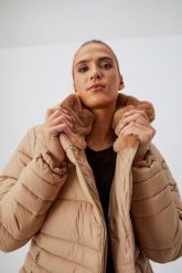 Pikowana kurtka z misiem. Brązowe kurtki damskie MOODO, xs, bez wzorów, z poliamidu, z kapturem. W wyprzedaży za 74.99 zł.
