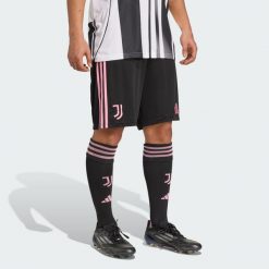 Szorty Juventus 25/26 Home. Czarne szorty męskie Adidas, bez kołnierzyka. Za 199.00 zł.