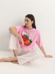 T-shirt regular z nadrukiem - różowy. Czerwone t-shirty damskie Reserved, l, bez wzorów, z bawełny, bez kołnierzyka. W wyprzedaży za 39.99 zł.