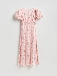 Sukienka w kwiaty - pastelowy róż. Czerwone sukienki damskie Reserved, na co dzień, l, bez wzorów, z tkaniny, bez kołnierzyka, bez ramiączek, proste. Za 199.99 zł.