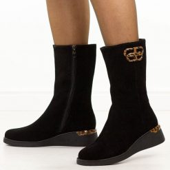 Czarne wyższe skórzane botki damskie Filippo Dbt7207/25. Czarne botki damskie Filippo, na jesień, z dzianiny, eleganckie, z okrągłym noskiem, bez obcasa, na koturnie, bez zapięcia. Za 349.00 zł.