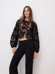 Spodnie flare - czarny. Czarne spodnie materiałowe damskie Reserved, bez wzorów, z tkaniny. W wyprzedaży za 109.99 zł.