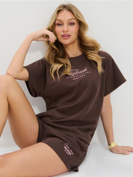 Luźne szorty z bawełną - brązowy. Brązowe szorty damskie Sinsay, bez wzorów, z bawełny. Za 29.99 zł.