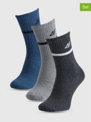 4F Skarpety sportowe (3 pary) w kolorze antracytowo-niebiesko-szarym rozmiar: 39-42. Czarne skarpetki męskie 4f, bez wzorów. Za 35.10 zł.