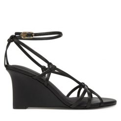 Sandały Tommy Hilfiger. Czarne sandały damskie Tommy Hilfiger, bez wzorów, bez obcasa, na koturnie. Za 369.99 zł.