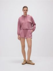 Krótka bluza z kapturem - jasnofioletowy. Fioletowe bluzy z kapturem damskie Reserved, l, z dzianiny. Za 89.99 zł.
