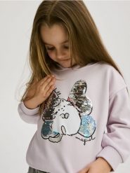 Bluza z cekinową aplikacją - lawendowy. Fioletowe bluzy i bluzki niemowlęce Reserved, z aplikacjami, z bawełny, bez ramiączek, z kapturem. W wyprzedaży za 25.99 zł.