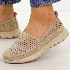 Złote ażurowe półbuty damskie Sergio Leone Mk099H. Żółte półbuty damskie Sergio Leone, w ażurowe wzory, z jeansu, casualowe, z okrągłym noskiem, bez obcasa, na płaskiej podeszwie. Za 149.00 zł.