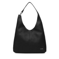 Torebka Calvin Klein. Czarne torebki klasyczne damskie CALVIN KLEIN, bez wzorów, bez dodatków. Za 1,099.00 zł.