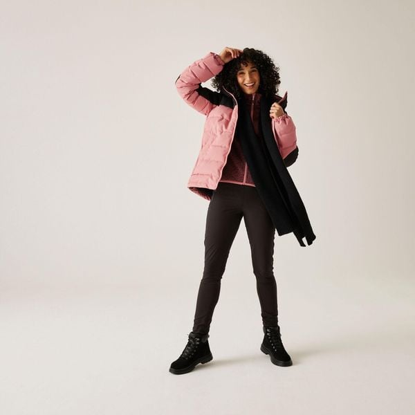 Kurtka damska zimowa ocieplana Aldthorn. Czerwone kurtki damskie Regatta, na zimę, bez wzorów, z puchu, bez kaptura. W wyprzedaży za 229.99 zł.