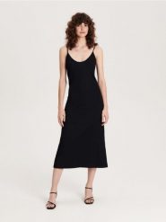 Sukienka midi - czarny. Czarne sukienki damskie Reserved, na co dzień, l, bez wzorów, z dzianiny, bez kołnierzyka, bez ramiączek, midi, dopasowane. W wyprzedaży za 49.99 zł.