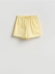 Szorty z ozdobną wstawką - jasnożółty. Żółte szorty damskie Reserved, bez wzorów, z bawełny, klasyczne. Za 139.99 zł.