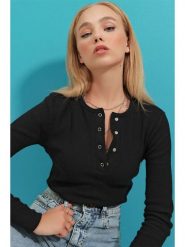 Trend Alaçatı Stili Koszulka w kolorze czarnym rozmiar: S. Czarne bluzki damskie Trend Alaçatı Stili, s, bez wzorów, bez kołnierzyka, bez ramiączek. Za 56.99 zł.