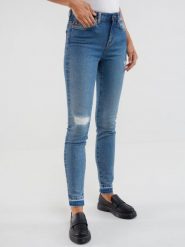 Jeansy damskie skinny z przetarciami niebieskie Adela 483. Niebieskie jeansy damskie Big Star. W wyprzedaży za 249.99 zł.