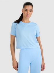 4F Koszulka treningowa crop-top szybkoschnąca damska - niebieska L. Niebieskie bluzki sportowe damskie 4f, l, w ażurowe wzory, z materiału, bez kołnierzyka. W wyprzedaży za 99.99 zł.