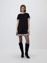 Sukienka mini z koronkowym wykończeniem - czarny. Czarne sukienki damskie Reserved, na co dzień, l, bez wzorów, z dzianiny, bez kołnierzyka, bez ramiączek, mini, proste. Za 129.99 zł.