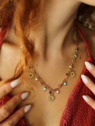 Charlize Pozłacany naszyjnik z kamieniami ozdobnymi - dł. 48 cm rozmiar: onesize. Żółte naszyjniki damskie Charlize, pozłacane. Za 104.39 zł.