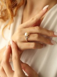 Pierres delicates Pozłacany pierścionek z perłą i cyrkoniami rozmiar: onesize. Białe pierścionki damskie Pierres delicates, z cyrkonią, pozłacane. Za 39.99 zł.