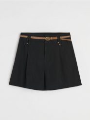 Gładkie szorty z paskiem z wiskozą - czarny. Czarne szorty damskie Sinsay, bez wzorów, z wiskozy. Za 49.99 zł.