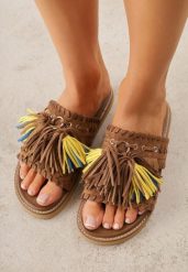 Brązowe Płaskie Klapki Boho VICES z Imitacji Zamszu Zdobione Frędzlami Krili. Brązowe klapki damskie Born2be, z aplikacjami, z jeansu, bez obcasa, na płaskiej podeszwie. Za 119.99 zł.