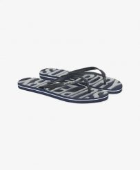 Superdry Vintage Vegan klapki gumowe – Navy/Silver. Szare klapki damskie Superdry., bez wzorów, z gumy, bez obcasa. Za 94.20 zł.