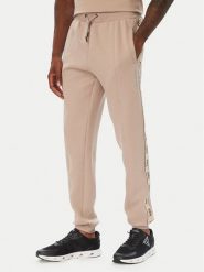 Guess Spodnie dresowe Z2YB09 KB3P2 Beżowy ciemny Regular Fit. Brązowe spodnie dresowe męskie Guess, z aplikacjami, z dresówki. Za 434.99 zł.