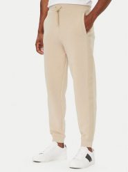 Guess Spodnie dresowe Z6YB13 K4965 Beżowy Regular Fit. Brązowe spodnie dresowe męskie Guess, z aplikacjami, z bawełny. Za 394.99 zł.