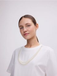 T-shirt z odpinanym zdobieniem - złamana biel. T-shirty damskie Reserved, l, z aplikacjami, z bawełny, bez kołnierzyka. W wyprzedaży za 49.99 zł.