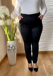 Czarne jeansowe spodnie z wysokim stanem i zwężaną nogawką PLUS SIZE XXL. Czarne spodnie materiałowe damskie Nasi partnerzy, bez wzorów, z bawełny, biznesowe, z podwyższonym stanem, plus size. Za 199.90 zł.