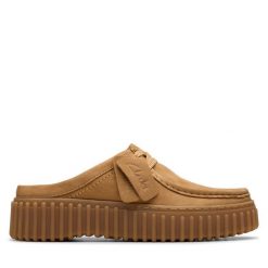 Klapki Clarks. Brązowe klapki damskie Clarks, bez wzorów, bez obcasa. Za 419.99 zł.