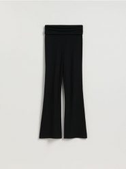 Spodnie z rozszerzanymi nogawkami - czarny. Czarne spodnie materiałowe damskie Reserved, bez wzorów, z dzianiny. Za 89.99 zł.