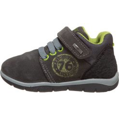 Skórzane sneakersy w kolorze szarym. Szare trampki i tenisówki chłopięce Primigi, bez wzorów, z gore-texu, bez zapięcia. W wyprzedaży za 169.95 zł.