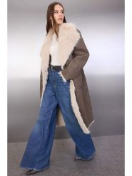 Trendyol Płaszcz w kolorze szarobrązowym ze skóry syntetycznej rozmiar: 38. Brązowe płaszcze damskie Trendyol, bez wzorów, ze skóry. Za 252.34 zł.