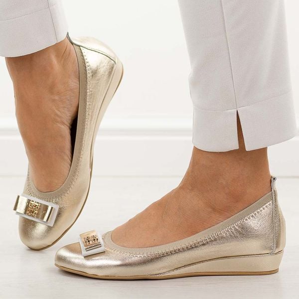 Złote skórzane Polskie baleriny damskie Prestige 2236. Żółte baleriny damskie Prestige, bez wzorów, ze skóry, bez obcasa, na koturnie. Za 399.00 zł.