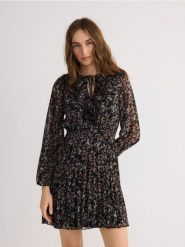 Wzorzysta sukienka mini - wielobarwny. Sukienki damskie Reserved, l, bez wzorów, z tkaniny, bez kołnierzyka, bez ramiączek, mini, rozkloszowane. W wyprzedaży za 69.99 zł.