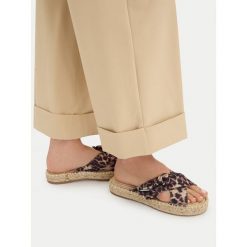 Klapki Liu Jo. Brązowe klapki damskie Liu Jo, bez wzorów, bez obcasa. Za 258.99 zł.