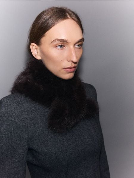 Szalik ze sztucznego futerka - ciemnobrązowy. Brązowe szaliki i kominy damskie Reserved, bez wzorów. Za 79.99 zł.