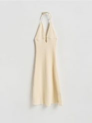 Sukienka plażowa z bawełną - kremowy. Białe sukienki damskie Reserved, na plażę, l, bez wzorów, z bawełny, bez kołnierzyka, bez ramiączek, rozkloszowane. Za 159.99 zł.